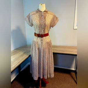 Stunning vintage dress! Doesn’t fit my body quite right.